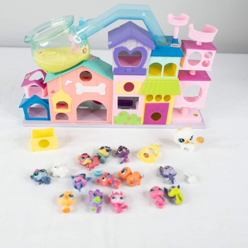 Littlest Pet Shop Ultimate Apartment Playset Good & 15 mini Figures Accessories